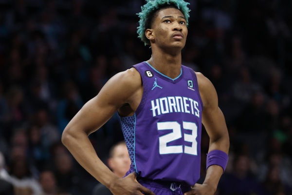 湖人再出招!训练营合同锁定弹簧人凯-琼斯,内线补强瞄准天赋与潜力 湖人再出招!训练营合同锁定弹簧人凯-琼斯,内线补强瞄准天赋与潜力